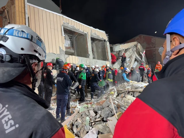 Kocaeli'de çöken bina çiftin hayatını tehlikeye attı vicdanları sarsan olayın detayları