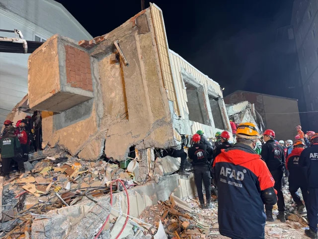 Kocaeli'de çöken bina çiftin hayatını tehlikeye attı vicdanları sarsan olayın detayları