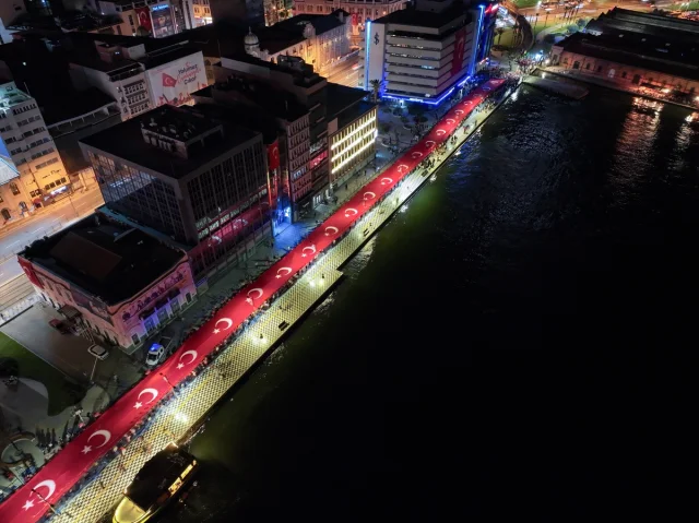 İzmir'de Cumhuriyet Coşkusu: 102. Yıl Dönümü Kutlamaları ve...