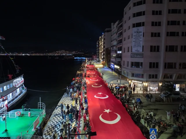 İzmir'de Cumhuriyet Coşkusu: 102. Yıl Dönümü Kutlamaları ve Etkinlikler