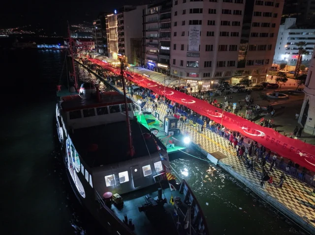 İzmir'de Cumhuriyet Coşkusu: 102. Yıl Dönümü Kutlamaları ve Etkinlikler