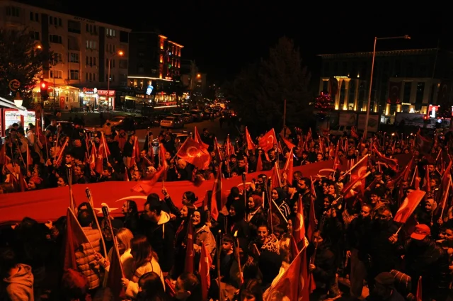 Kütahya ve Çanakkale'de Cumhuriyet Coşkusu Fener Alayıyla Taçlandı