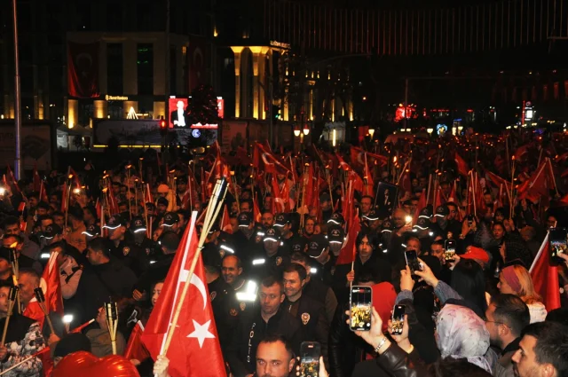 Kütahya ve Çanakkale'de Cumhuriyet Coşkusu Fener Alayıyla Taçlandı