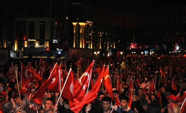 Kütahya ve Çanakkale'de Cumhuriyet Coşkusu Fener Alayıyla Taçlandı