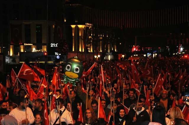 Kütahya ve Çanakkale'de Cumhuriyet Coşkusu Fener Alayıyla Taçlandı