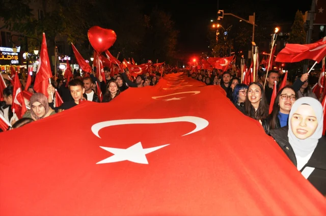 Kütahya ve Çanakkale'de Cumhuriyet Coşkusu Fener Alayıyla Taçlandı