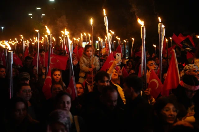 Kütahya ve Çanakkale'de Cumhuriyet Coşkusu Fener Alayıyla Taçlandı