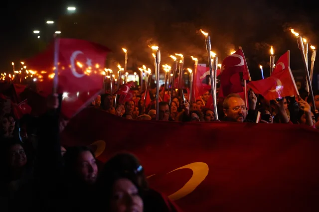 Kütahya ve Çanakkale'de Cumhuriyet Coşkusu Fener Alayıyla Taçlandı