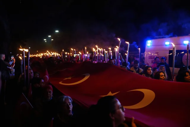 Kütahya ve Çanakkale'de Cumhuriyet Coşkusu Fener Alayıyla Taçlandı