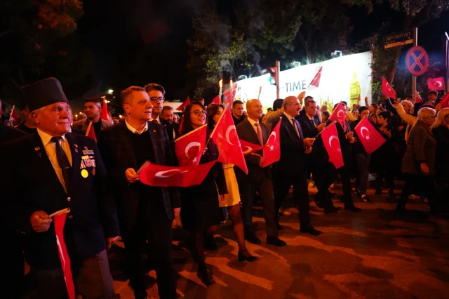 Kütahya ve Çanakkale'de Cumhuriyet Coşkusu Fener Alayıyla Taçlandı