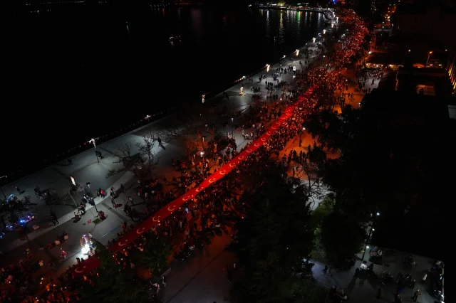 Kütahya ve Çanakkale'de Cumhuriyet Coşkusu Fener Alayıyla Taçlandı
