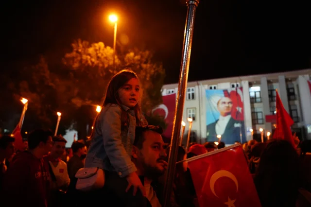Kütahya ve Çanakkale'de Cumhuriyet Coşkusu Fener Alayıyla Taçlandı