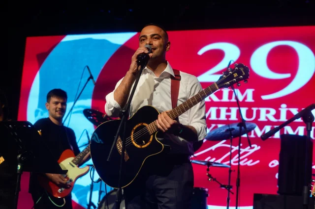 Gaziosmanpaşa'da Cumhuriyet Coşkusu Fener Alayıyla Renklendi