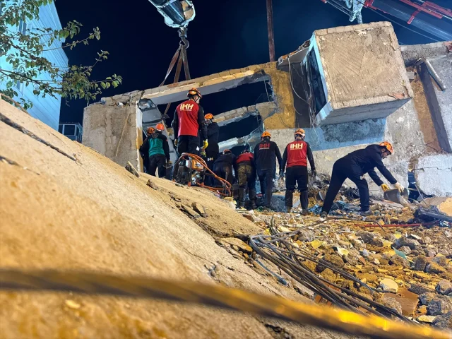 Kocaeli'de çöken bina çiftin hayatını tehlikeye attı vicdanları sarsan olayın detayları
