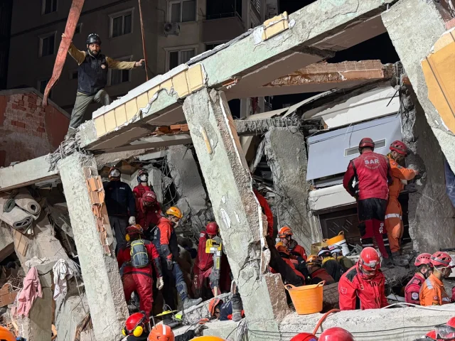 Kocaeli'de çöken bina çiftin hayatını tehlikeye attı vicdanları sarsan olayın detayları