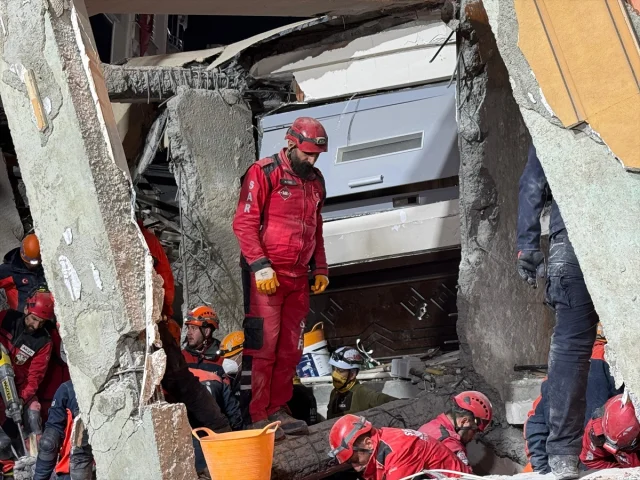 Kocaeli'de çöken bina çiftin hayatını tehlikeye attı vicdanları sarsan olayın detayları