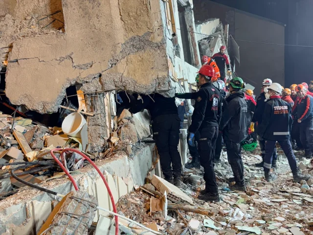 Kocaeli'de çöken bina çiftin hayatını tehlikeye attı vicdanları sarsan olayın detayları