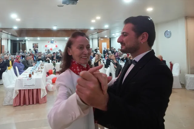 Etiler Huzurevi Cumhuriyet Balosunda Tarih Canlandı