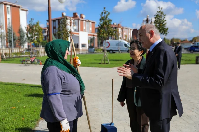 Temizlik işçisi Türk bayrağını yere düşürmedi sosyal medyada...