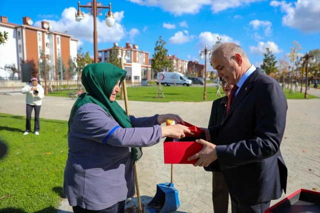 Temizlik işçisi Türk bayrağını yere düşürmedi sosyal medyada kahraman oldu