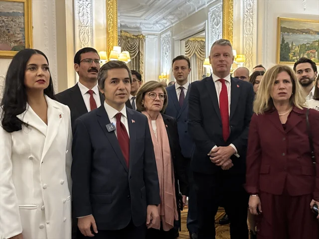 Türkiye'nin 102. Yılı Londra'da İki Coşkulu Resepsiyonla Kutlandı
