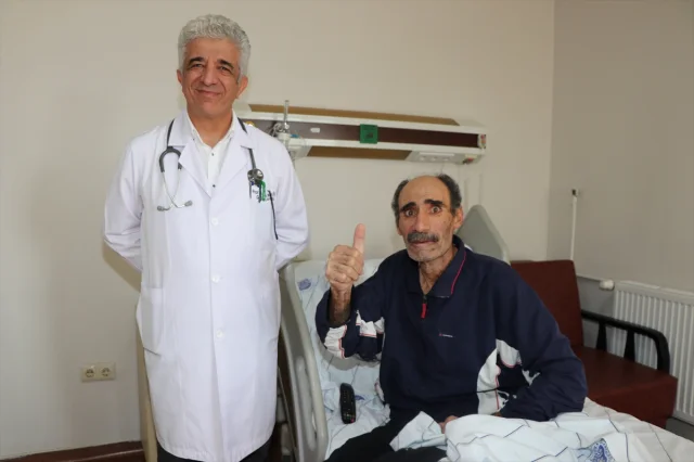 Hastanın Akciğerinden Çıkarılan Devasa Kitle Doktorları Şoke...