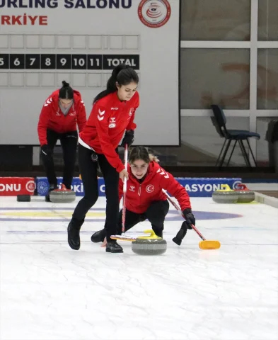 Türkiye'nin Curling Kadınları Olimpiyat Hayaline Bir Adım Daha Yaklaşıyor