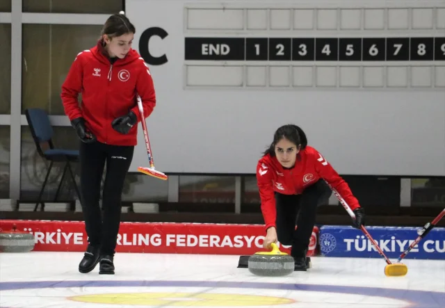 Türkiye'nin Curling Kadınları Olimpiyat Hayaline Bir Adım Daha Yaklaşıyor