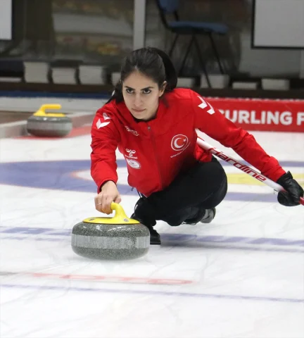 Türkiye'nin Curling Kadınları Olimpiyat Hayaline Bir Adım Daha Yaklaşıyor