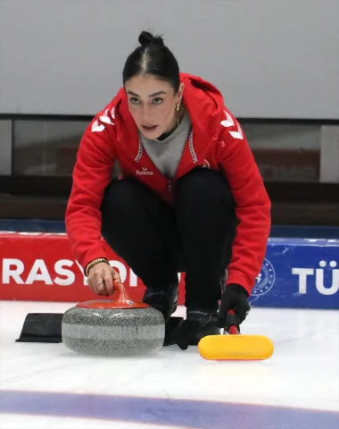 Türkiye'nin Curling Kadınları Olimpiyat Hayaline Bir Adım Daha Yaklaşıyor