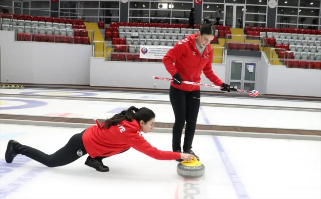 Türkiye'nin Curling Kadınları Olimpiyat Hayaline Bir Adım Daha Yaklaşıyor