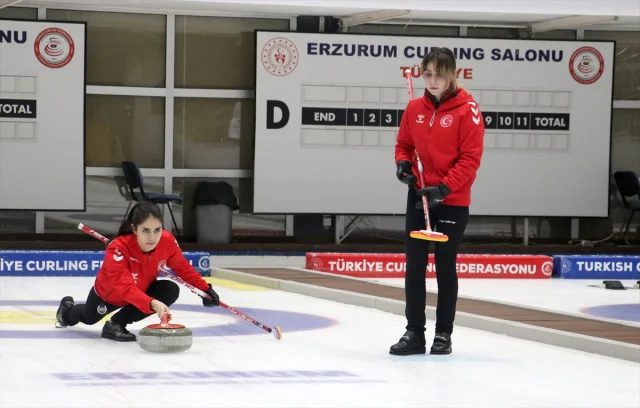 Türkiye'nin Curling Kadınları Olimpiyat Hayaline Bir Adım Daha Yaklaşıyor