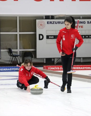 Türkiye'nin Curling Kadınları Olimpiyat Hayaline Bir Adım Daha Yaklaşıyor