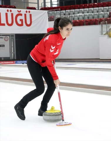 Türkiye'nin Curling Kadınları Olimpiyat Hayaline Bir Adım Daha Yaklaşıyor