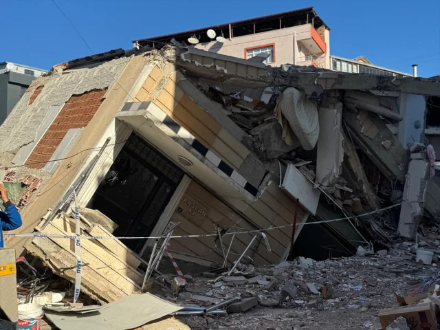 Kocaeli'de Dram Sonrası Enkaz Üzerinde İnceleme