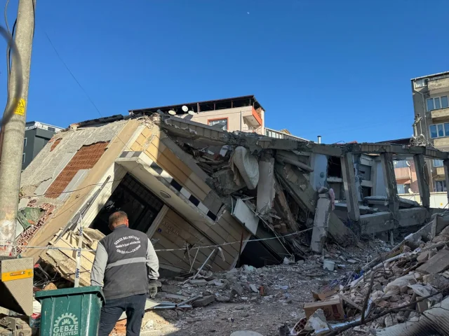 Kocaeli'de Dram Sonrası Enkaz Üzerinde İnceleme