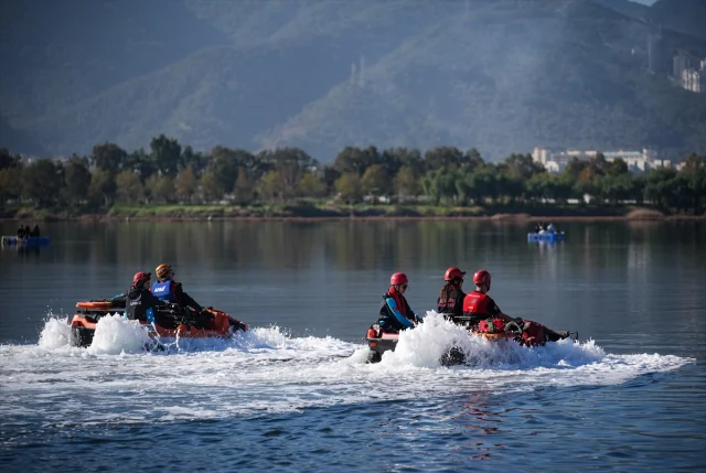 İzmir'de Gerçekçi Sel Tatbikatı Heyecan Yarattı