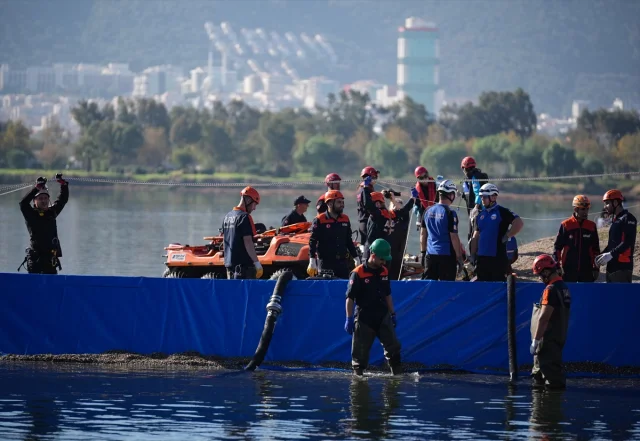 İzmir'de Gerçekçi Sel Tatbikatı Heyecan Yarattı