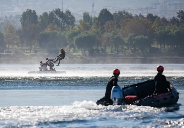İzmir'de Gerçekçi Sel Tatbikatı Heyecan Yarattı