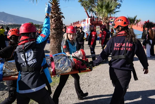 İzmir'de Gerçekçi Sel Tatbikatı Heyecan Yarattı