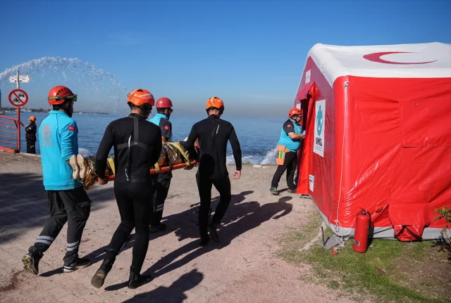 İzmir'de Gerçekçi Sel Tatbikatı Heyecan Yarattı