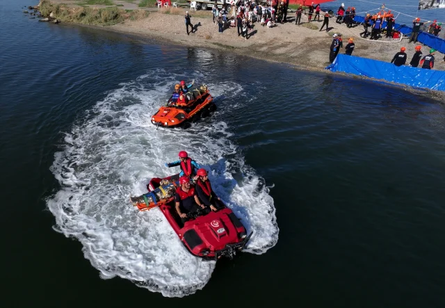 İzmir'de Gerçekçi Sel Tatbikatı Heyecan Yarattı