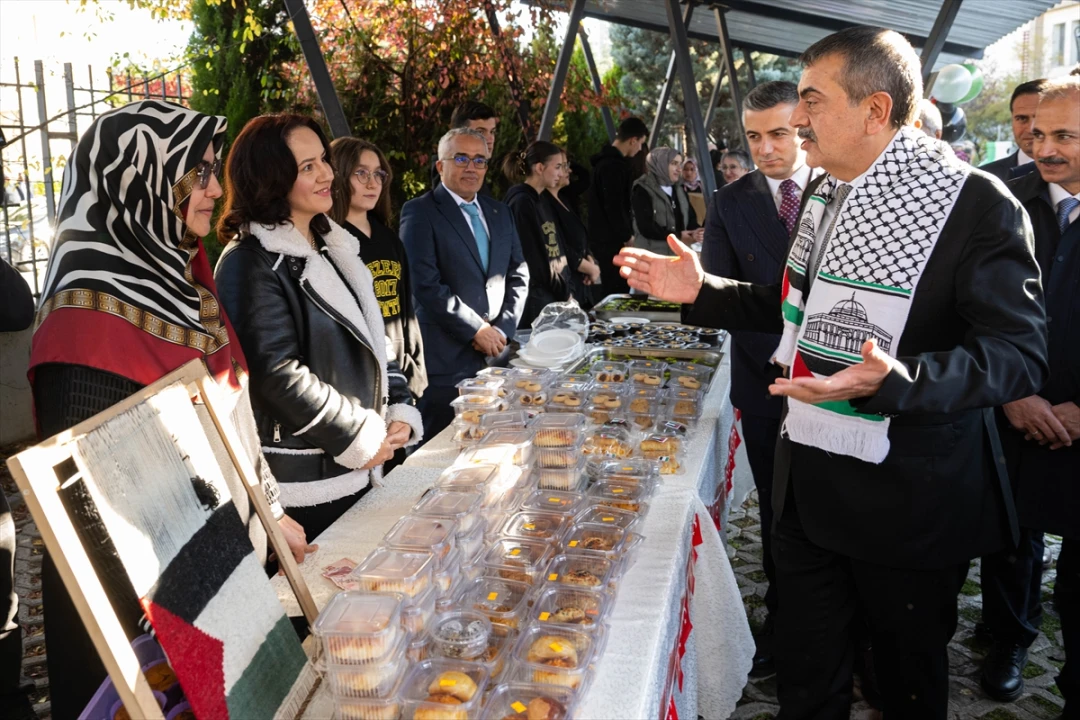 Bakan Tekin Cezeri Yeşil Teknoloji Lisesi'ni Ziyaret Etti