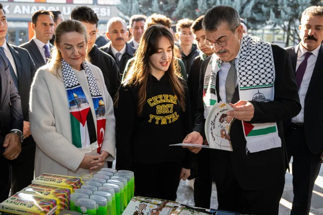 Bakan Tekin Cezeri Yeşil Teknoloji Lisesi'ni Ziyaret Etti