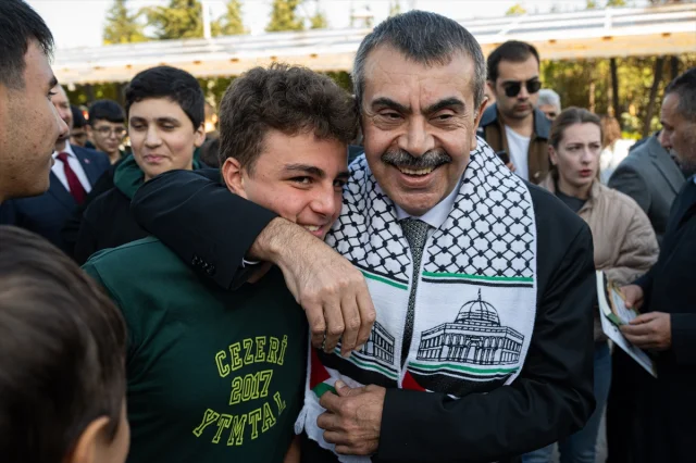 Bakan Tekin Cezeri Yeşil Teknoloji Lisesi'ni Ziyaret Etti