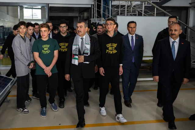 Bakan Tekin Cezeri Yeşil Teknoloji Lisesi'ni Ziyaret Etti