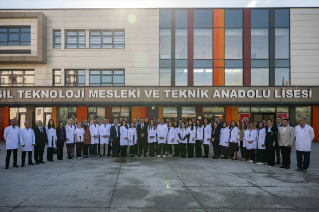 Bakan Tekin Cezeri Yeşil Teknoloji Lisesi'ni Ziyaret Etti