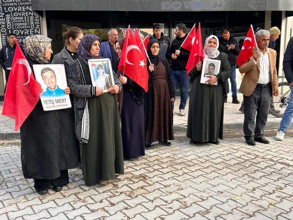 Van'da Aileler Sessiz Yürüyüşle Çocuklarına Sesleniyor