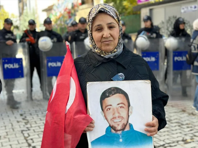Van'da Aileler Sessiz Yürüyüşle Çocuklarına Sesleniyor