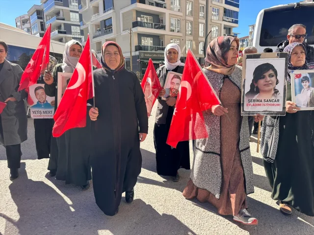 Van'da Aileler Sessiz Yürüyüşle Çocuklarına Sesleniyor